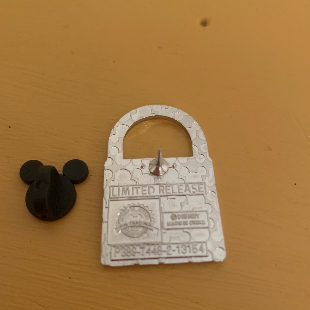 Disney Trading Pin - Picture 2 of 2